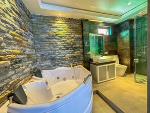 Kamar Double Deluks, 1 Tempat Tidur King, jet tub, pemandangan danau | Jet tub