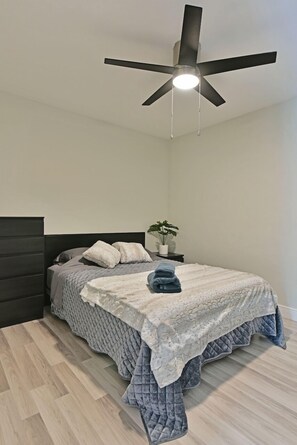 1 habitación, escritorio, wifi gratis y ropa de cama