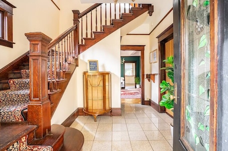 Interior. Charming Studio in Renovated BnB - Rm2