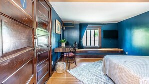 Une chambre à coucher avec un lit, un bureau et une chaise.