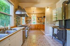 Fridge, microwave, dishwasher, coffee/tea maker - Charming B&B Studio in Capitol Hill Room 1 (Seattle)