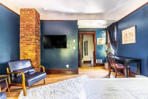 1 bedroom, desk, iron/ironing board, WiFi - Charming B&B Studio in Capitol Hill Room 1 (Seattle)