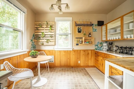 Dining. Charming Room in Historic BnB - Rm6