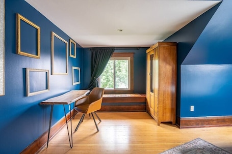 Interior. Charming Room in Historic BnB - Rm6