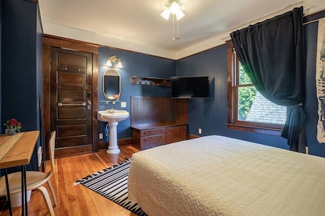 1 bedroom, iron/ironing board, WiFi, bed sheets. Charming Room in Victorian BnB Parking Avail - Rm3