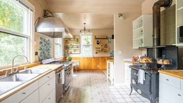 Fridge, microwave, dishwasher, coffee/tea maker