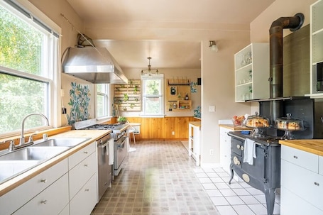 Fridge, microwave, dishwasher, coffee/tea maker. Charming Room in Victorian BnB Parking Avail - Rm3