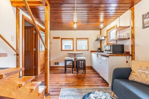 TV - Charming two-level retreat (Seattle)