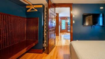 1 slaapkamer, een strijkplank/strijkijzer, wifi, beddengoed