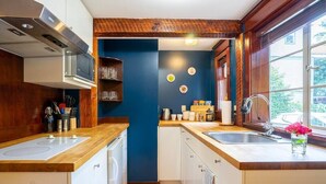 Private kitchen - Charming 1bd Suite in Cap Hill - With Parking (Seattle)