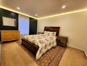 4 Schlafzimmer, Schreibtisch, Bügeleisen/Bügelbrett, Reisekinderbett