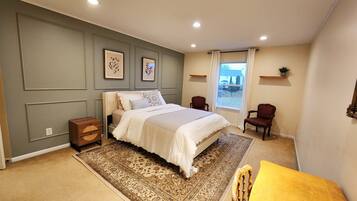 4 makuuhuonetta, työpöytä, silitysrauta/-lauta, vauvan matkasänky