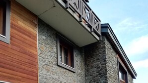 A two-story stone building with wooden siding and a balcony. - Parking, tv, ski locker, 95m², Les Angles (Les Angles)