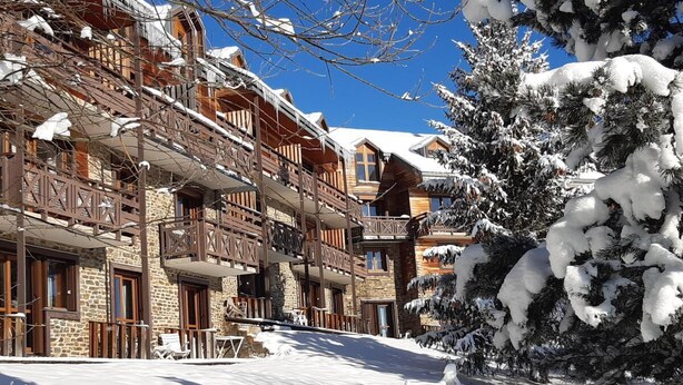 A multi-story wooden building with balconies, surrounded by snow-covered trees. - Parking, tv, ski locker, 95m², Les Angles (Les Angles)