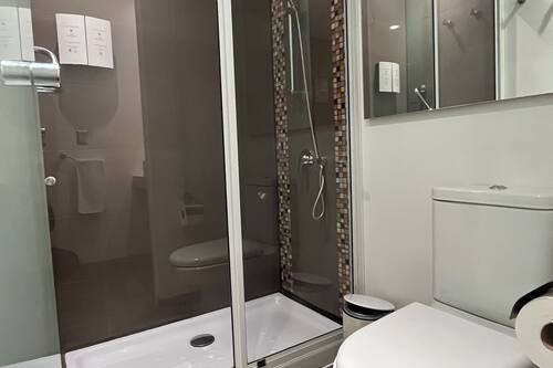 Chambre Standard | Salle de bain | Douche, articles de toilette gratuits, sĂšche-cheveux