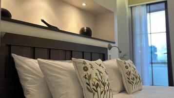 Premier Room | Minibar, in-room safe, desk, laptop workspace