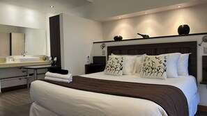 Premier Room | Minibar, in-room safe, desk, laptop workspace - BHB Hotel Boutique (Santiago)