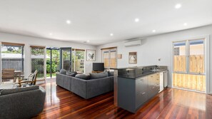 Smart-TV, peis og DVD-spiller