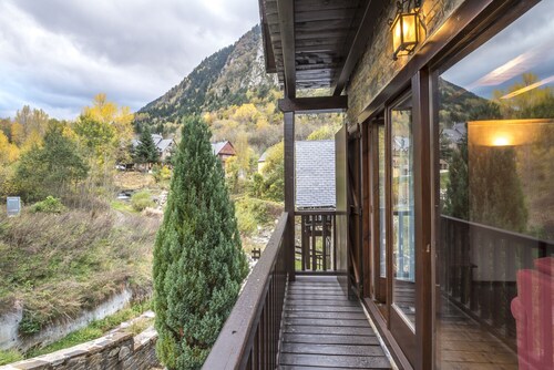 Casa Pujo by Totiaran, for 6 adults, in Salardu, 5 km from Baqueira