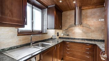 Een koelkast, een magnetron, een oven, een vaatwasser