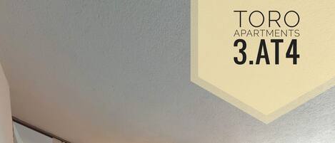 Douche, séchoir à cheveux, serviettes fournies, savon