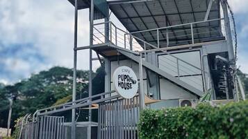 Entrée de l’hébergement