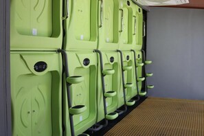 Ylelliset vuodevaatteet, tallelokero huoneessa, pimennysverhot