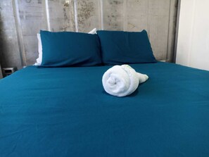 Habitación doble estándar, varias camas, vista al jardín | Ropa de cama de alta calidad y caja de seguridad en la habitación 