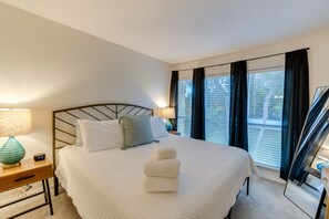 1 bedroom, desk, iron/ironing board, WiFi - Quaint Sarasota Condo: 4 Mi to Siesta Key Beach! (Sarasota)