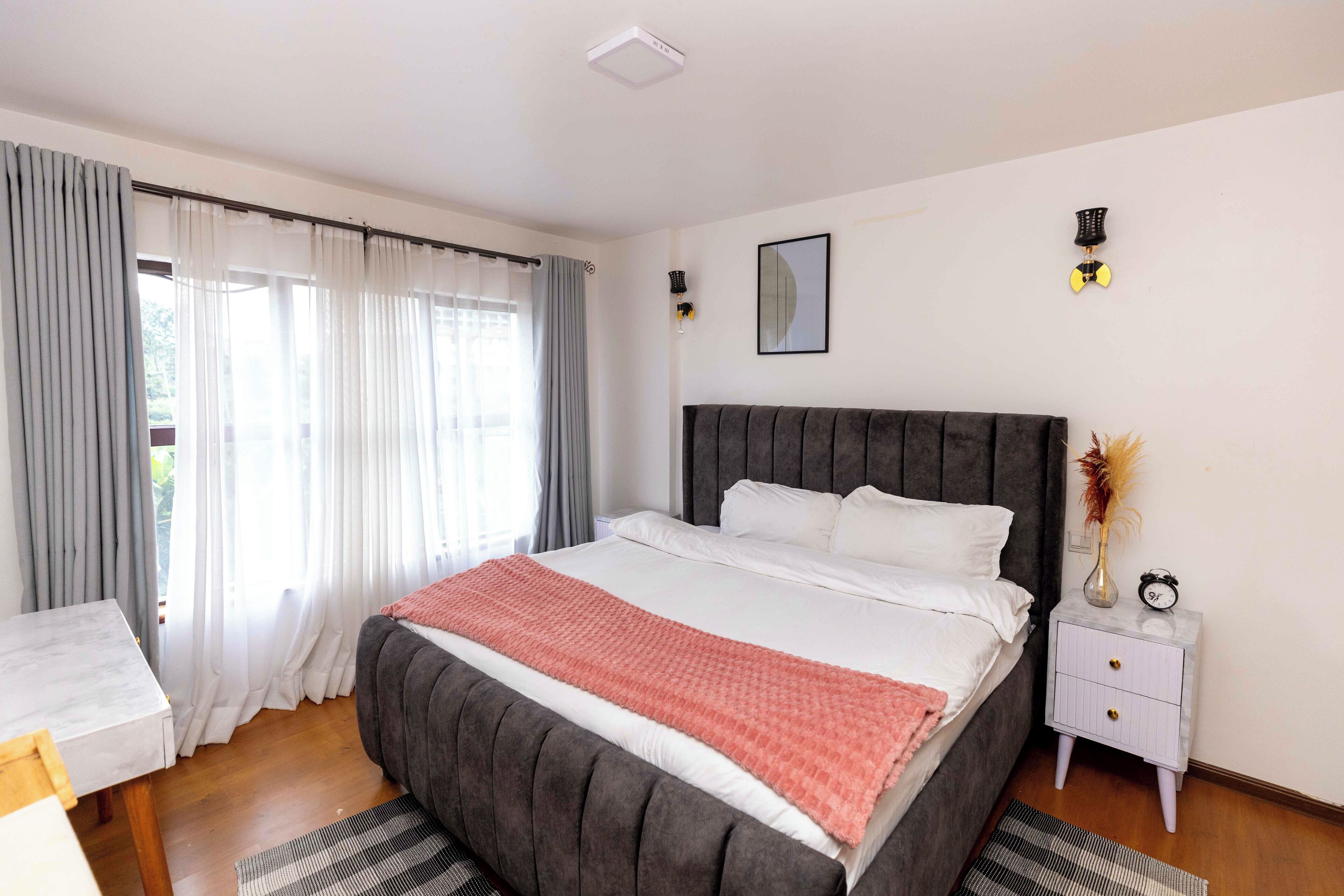 2 間睡房、書桌、熨斗/熨衫板、可攜式嬰兒床