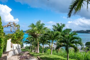 Deluxe Bungalow | Terrace/patio - Rustic Raspuru (Tower Isle)