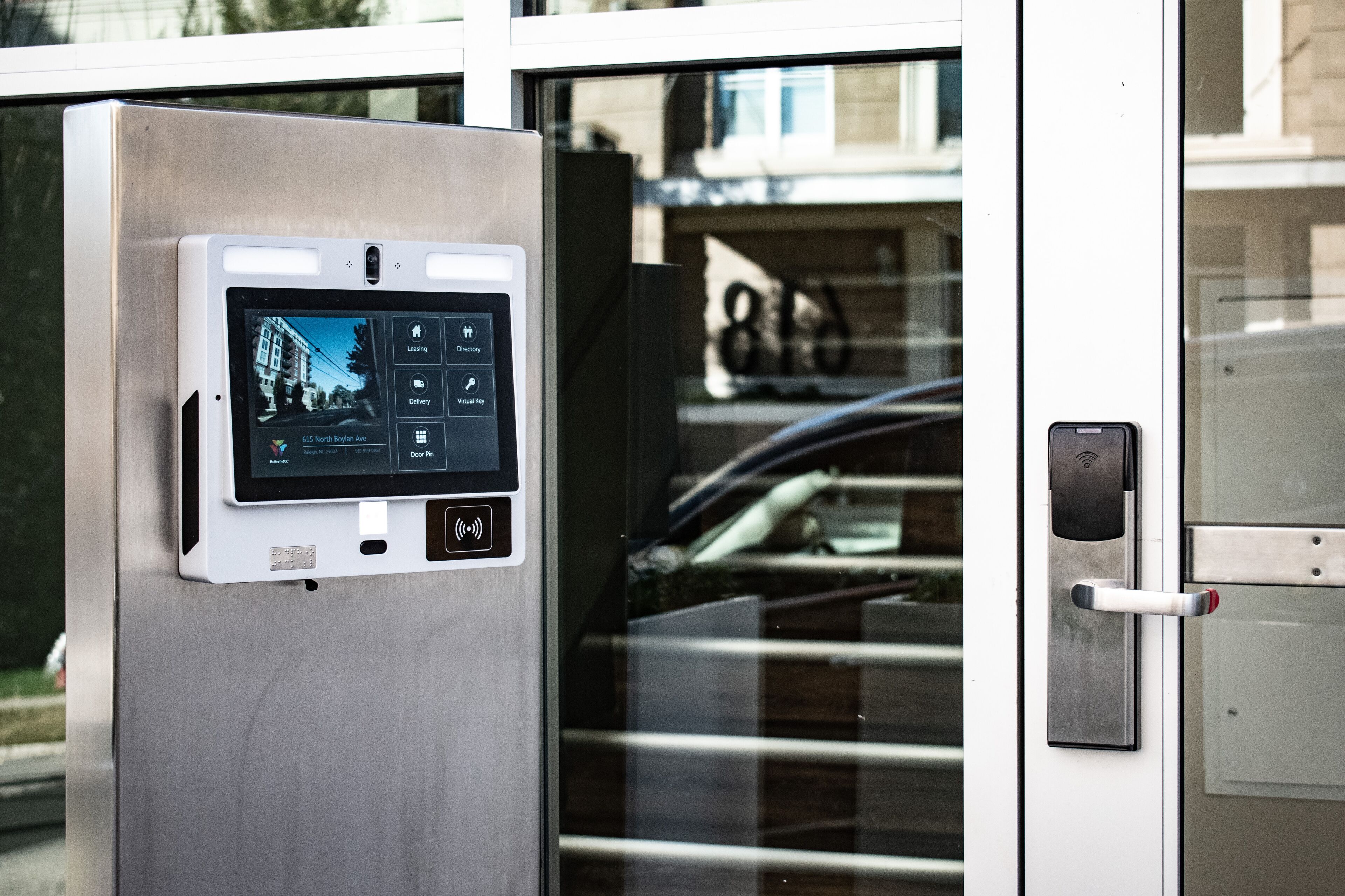 Een moderne deur met een digitaal slot en een numeriek keypad voor toegang.