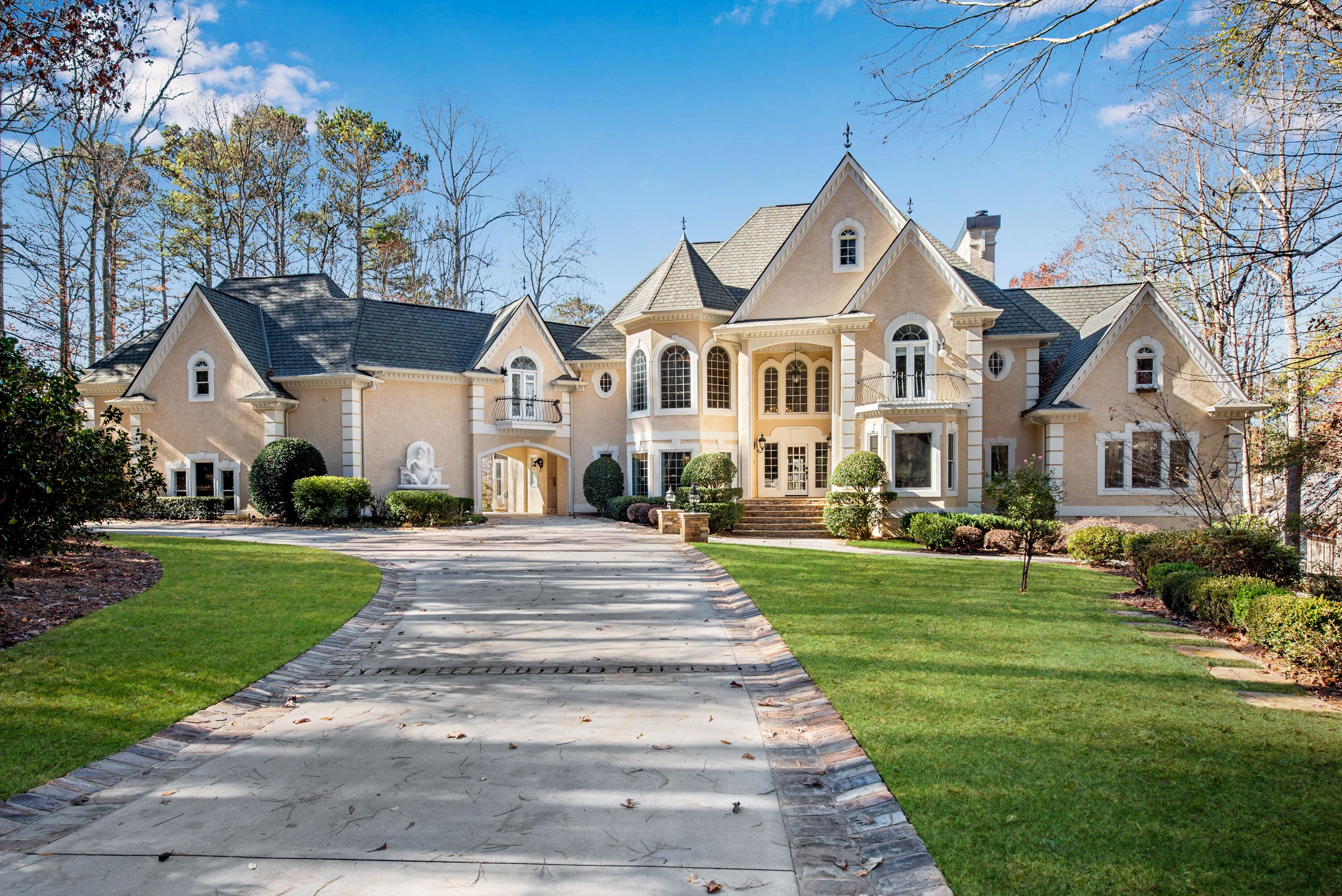 Elegant Chateau on Lake with pool, spa, vineyards, 6 kitchens, and much more!
