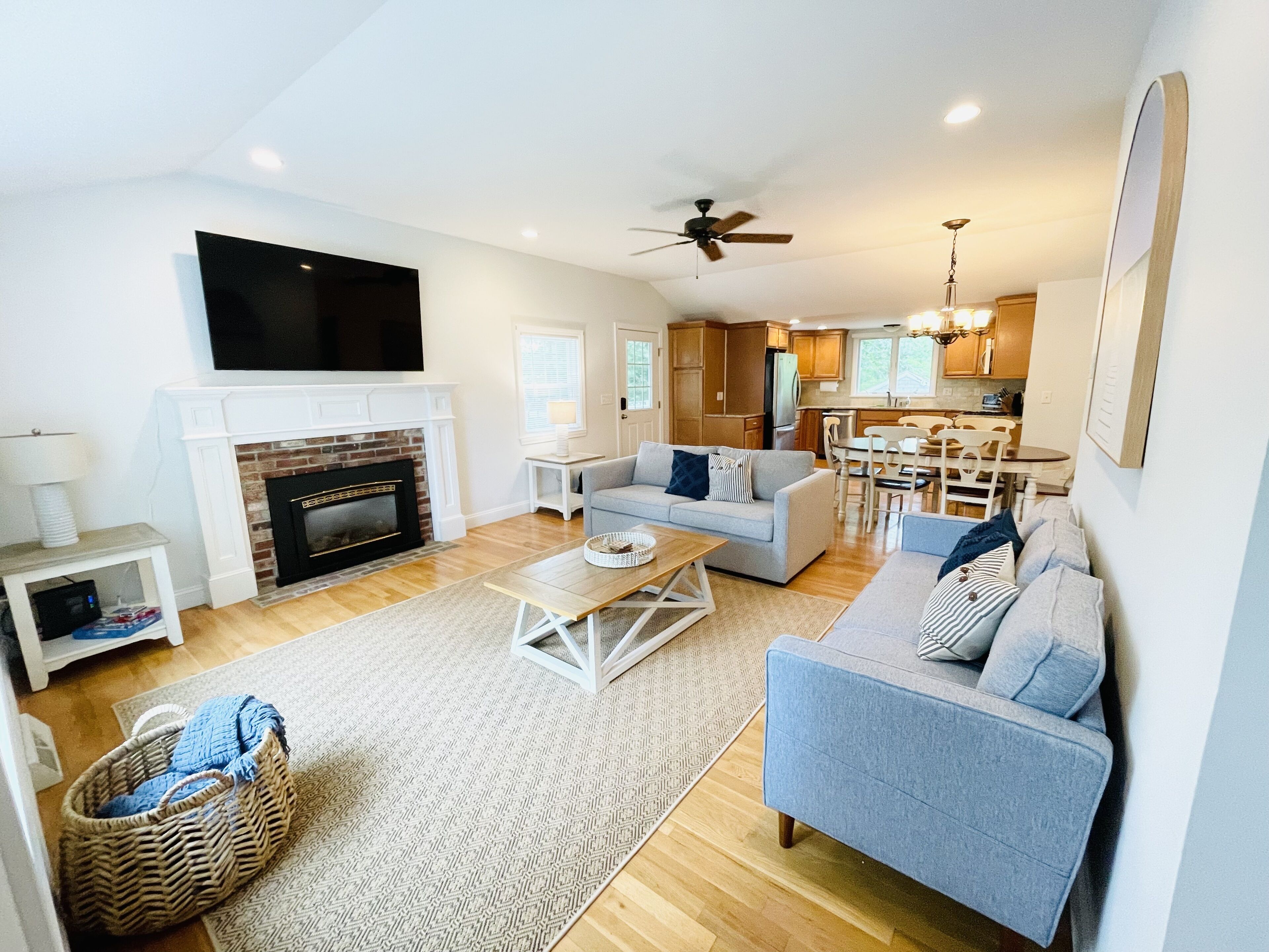 Smart TV, fireplace