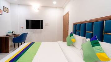 Deluxe Room | In-room safe, desk, soundproofing, iron/ironing board