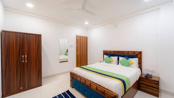 Standard Room | In-room safe, desk, soundproofing, iron/ironing board