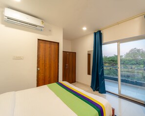 Deluxe Room | In-room safe, desk, soundproofing, iron/ironing board