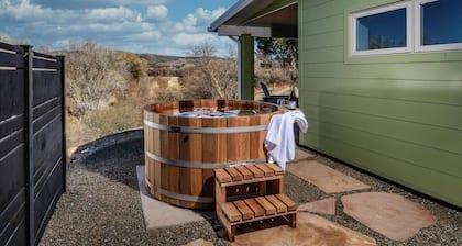 Romantic wine country escape - cedar hot tub, sunrise mountain views, creekside location, harvest season!