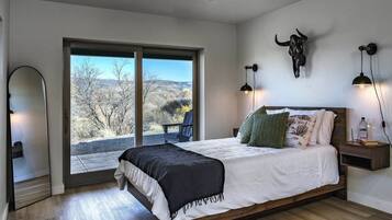 2 bedrooms, desk, travel crib, free WiFi