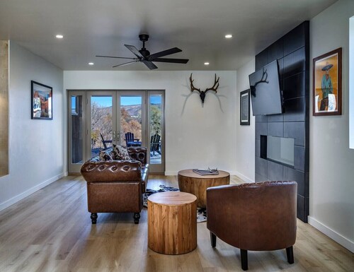 Romantic wine country escape - cedar hot tub, sunrise mountain views, creekside location, harvest season!