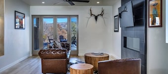 Romantic wine country escape - cedar hot tub, sunrise mountain views, creekside location, harvest season!