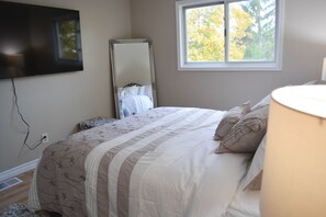 3 bedrooms, free WiFi, bed sheets - Family friendly neighbourhood (Kingston)