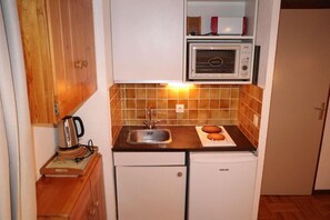 Jääkaappi, uuni, kahvin-/teenkeitin