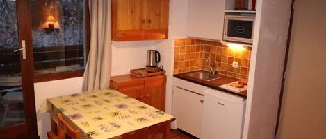 Fridge, oven, coffee/tea maker