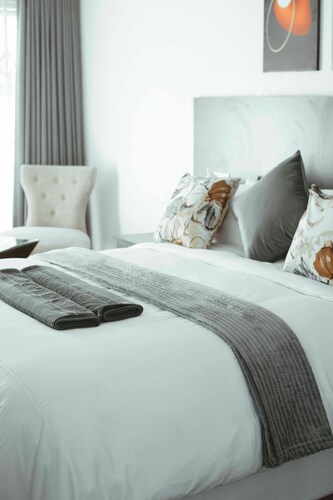 Harare Deluxe Homes- Grey-Suite
Self contained studio with workspace and wifi 