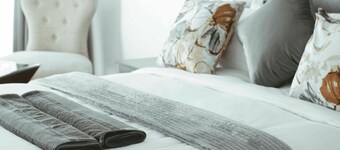 Harare Deluxe Homes- Grey-Suite
Self contained studio with workspace and wifi 