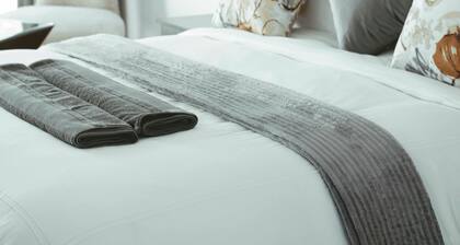 Harare Deluxe Homes- Grey-Suite
Self contained studio with workspace and wifi