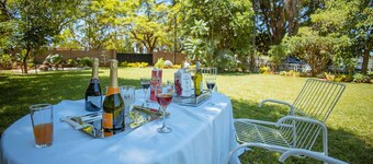 Harare Deluxe Homes- Grey-Suite
Self contained studio with workspace and wifi 