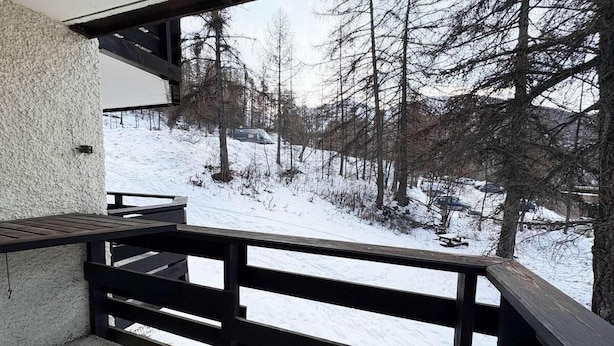 A balcony with a view of a snowy landscape and bare trees. - 10m from ski slopes, 1st floor, balcony, ski locker, 20m², Les Orres (Les Orres)