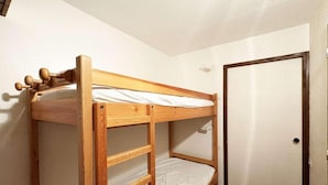 A bunk bed in a room with a door and a carpeted floor. - 10m from ski slopes, 1st floor, balcony, ski locker, 20m², Les Orres (Les Orres)